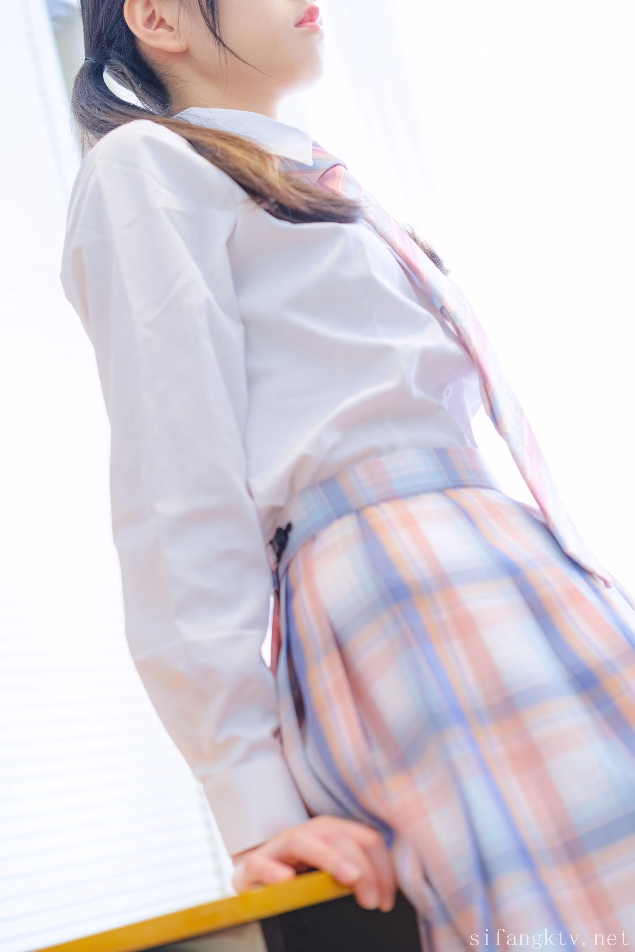 带有独特校园教室反差魅惑的制服全裸照
